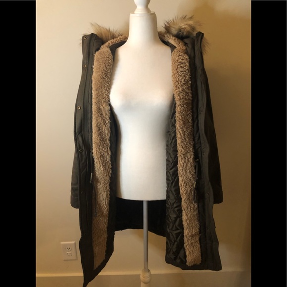 H&M Jacket green winter jacket. Fit more like a medium. - Picture 2 of 9